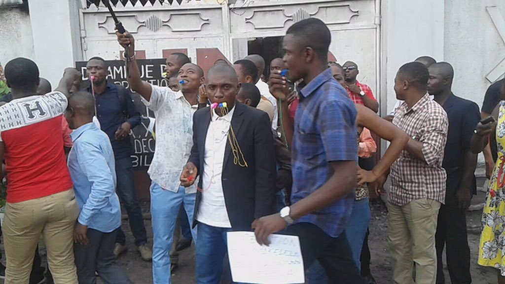 LodOmanga's tweet photo. #RDC les jeunes de @uncrdc se préparent pour l'opération #BetaSifflet qui commence ce soir à 20h. @vitalkamerhe1 https://t.co/AbgY5I0SbW