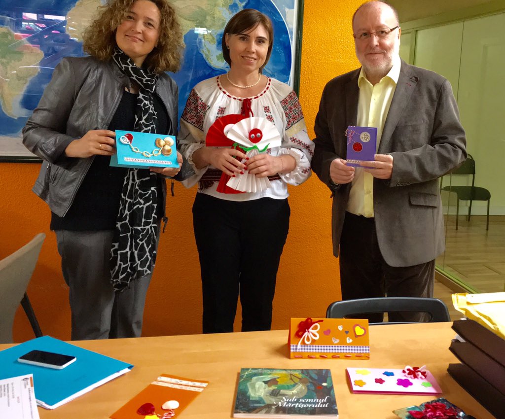 catalans_21's tweet photo. Els #moldaus catalans celebren el #Martisor, l'arribada de la #primavera @EuropaCasa https://t.co/rDYiEfYGHf https://t.co/Obh2IJY6sw
