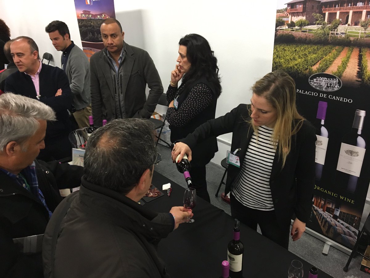 Mi_Vino's tweet photo. Estamos celebrando a tope la #fiestadelosvinosjovenes #Primer16 @PRADAATOPE @MercadoBarcelo @MiVino_Vinum https://t.co/hbY0hiUfqY