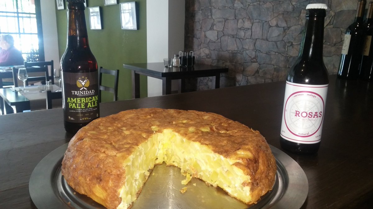 Esponjosa, recien hecha y nien acompañada.Nuestra tortilla española <a href="/RosasDeMalaga/">Rosas de Málaga</a> <a href="/cervezatrinidad/">cervezatrinidad</a> #tapas
