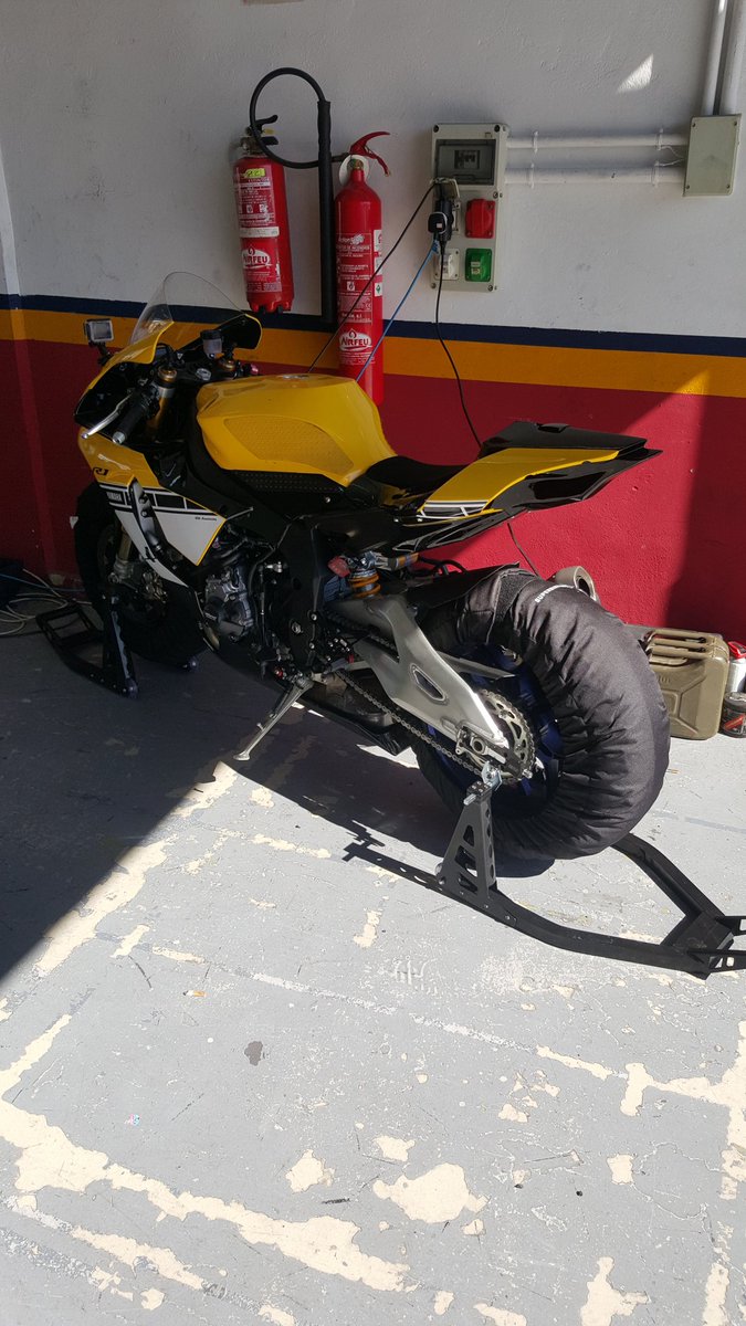 ClubMotero's tweet photo. Club motero real motoboxes rodando en cheste 3-3-2016 https://t.co/O9NF7brL15