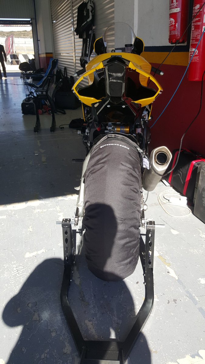 ClubMotero's tweet photo. Club motero real motoboxes rodando en cheste 3-3-2016 https://t.co/O9NF7brL15
