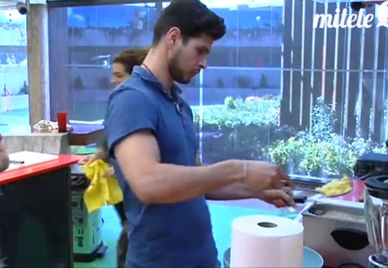 Alvaro_Hermano's tweet photo. RT letiiaverna: Alejandro friendo papas #GHVIPDirecto https://t.co/6jpKsTXtLU