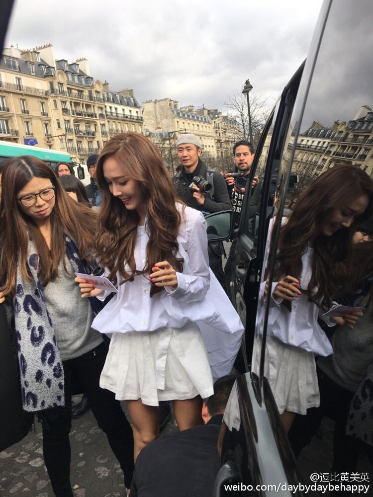 [PIC][02-03-2016]Jessica khởi hành đi Pháp để tham dự "Paris Fashion Week 2016" vào sáng nay CcoGk0UUUAASoSF