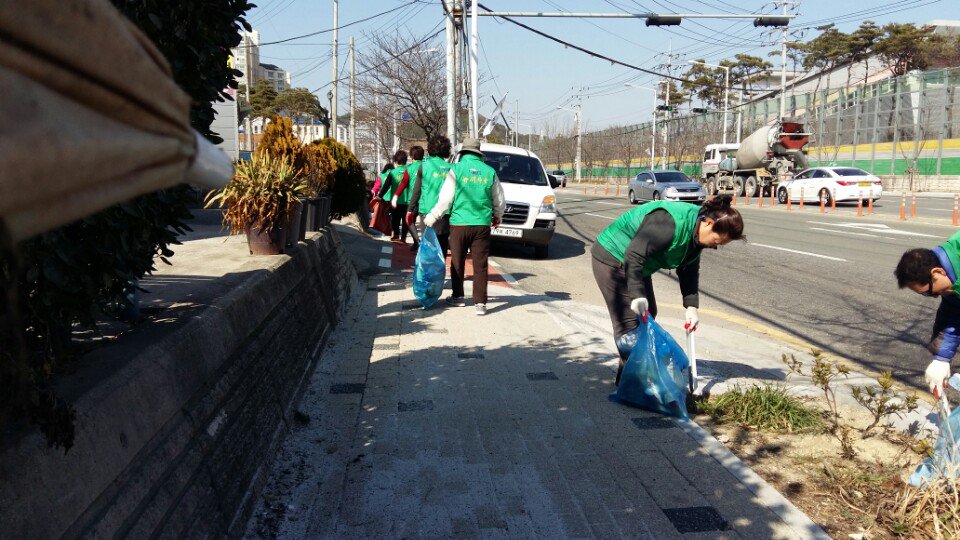 새마을지도자기장읍협의회(회장 강정진),부녀회(회장 김영애)에서는 3월3일(수)오후2시에, 기장읍 연화육교에서 소정마을까지 새봄맞이 환경정비활동을 펼쳤다.