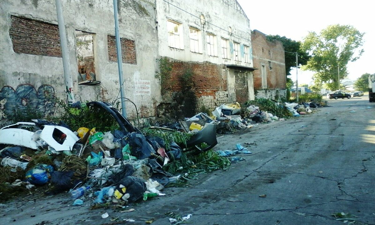 emsurmgp's tweet photo. Irala y Padre Dutto. Continuamos #saneando microbasurales. Seamos #responsables de los #residuos que generamos. https://t.co/Gpv4xxC1my