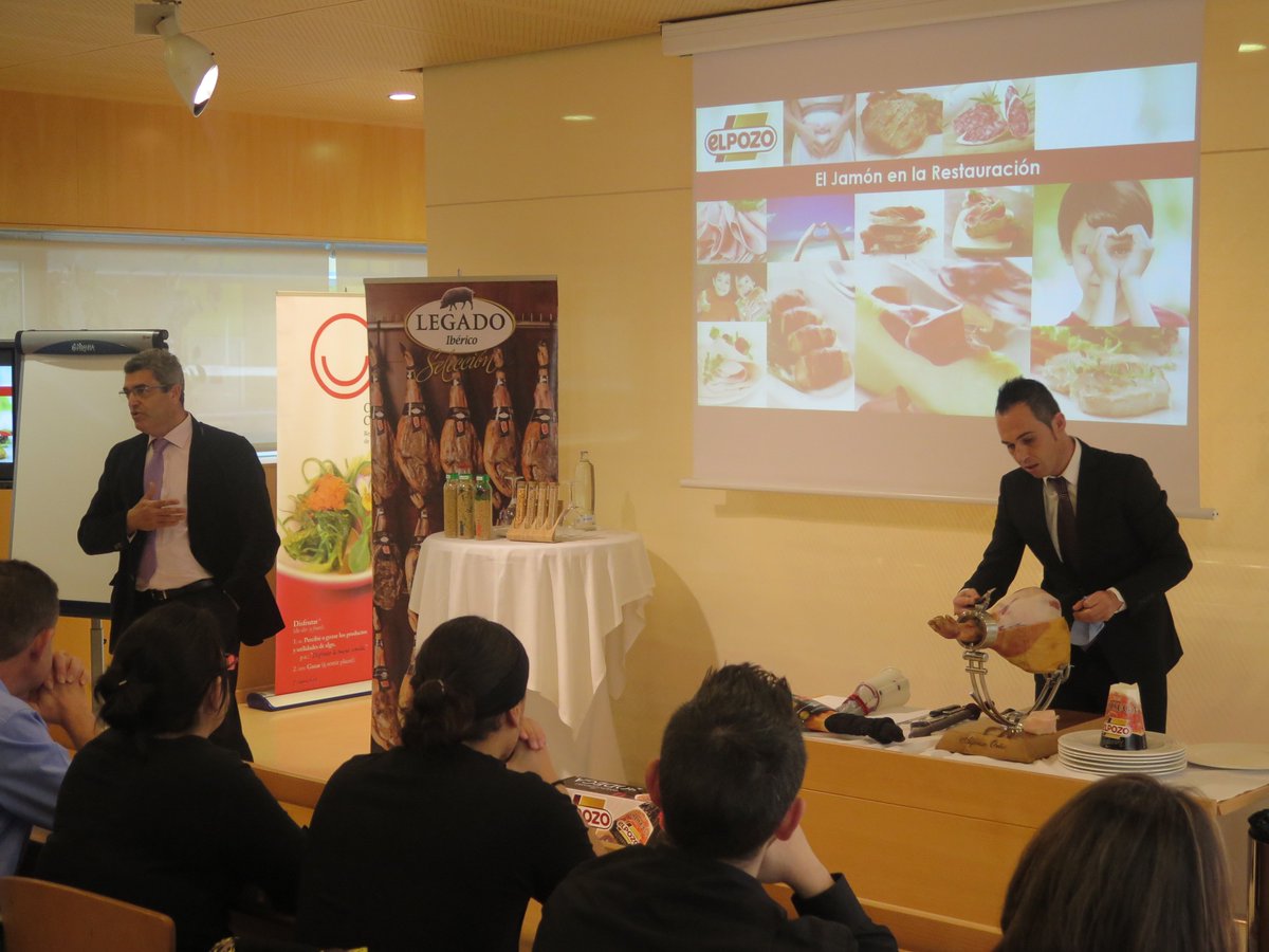 cctmurcia's tweet photo. Gran Jornada la de hoy sobre el JAMÓN para alumnos @cctmurcia con #ASOJAM #JuanRomero #AlfonsoOrtíz @ElPozoAlimenta https://t.co/K9JakCYbl9
