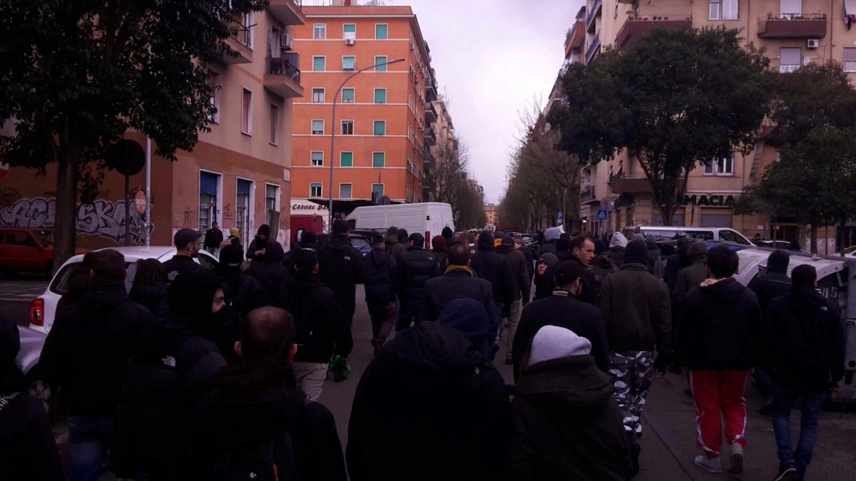 progettoDegage's tweet photo. Dopo la comparsata di #Salvini solo sotto i riflettori parte un corteo per le vie di #Torpignattara #MaiConSalvini https://t.co/bEIq7Nh57a