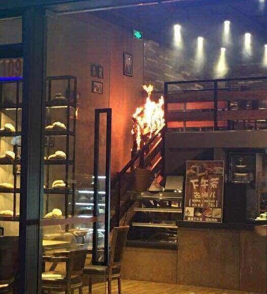 instiz's tweet photo. 중국 인기 걸그룹 멤버, 온몸 불에 타 전신화상 입고 '중태' https://t.co/CdFx0N8BV5 https://t.co/kMoimlQE3m