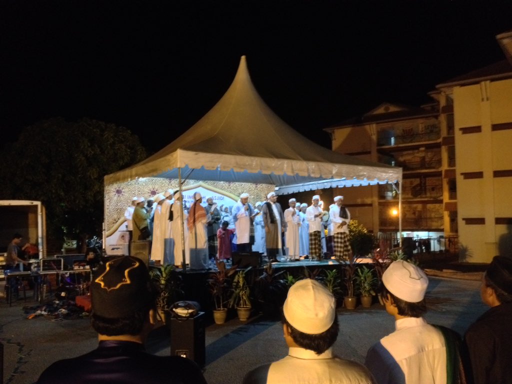 mainframenc's tweet photo. @MediaJPM Upacara berselawat di KAG Berselawat #FESIM16 https://t.co/Ft7khseX1C