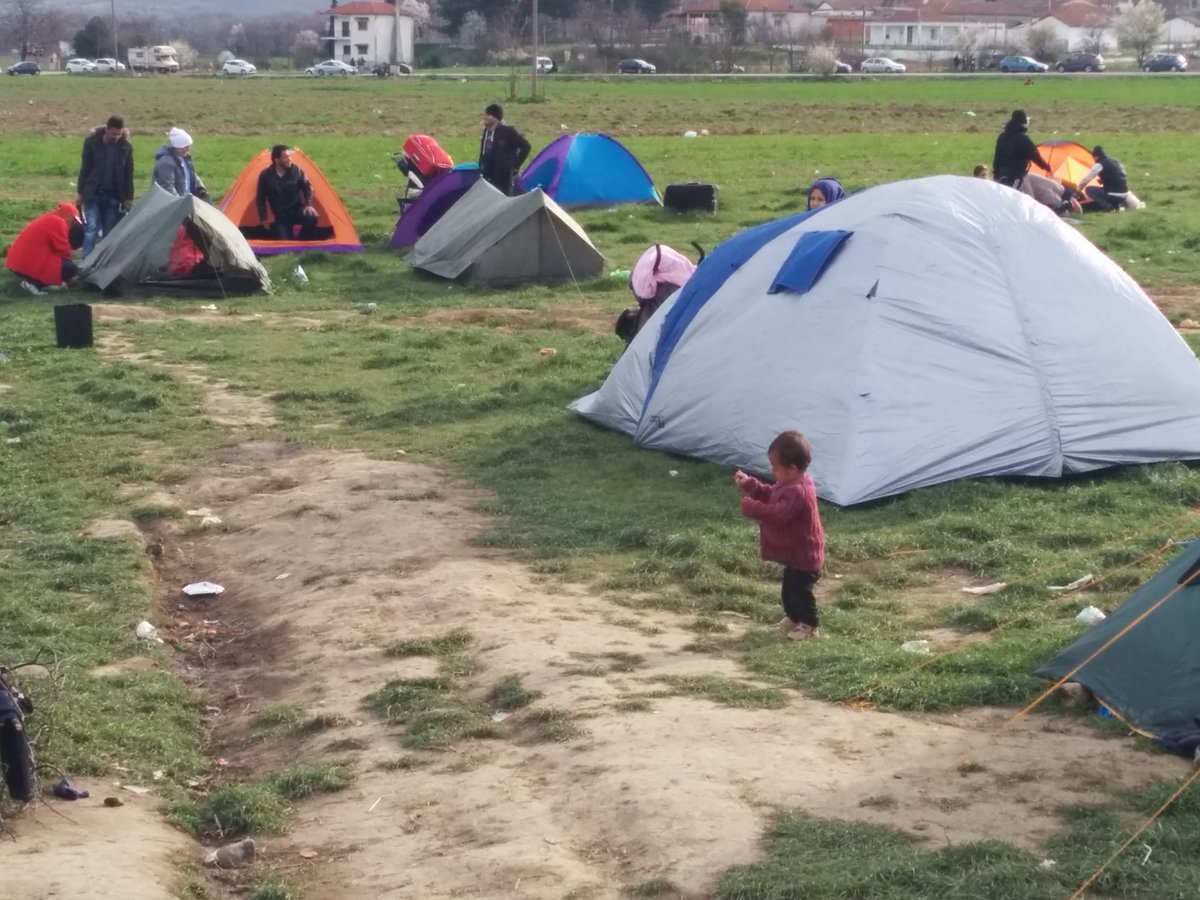 pmarsupia's tweet photo. A lo largo de la frontera Grecia-Macedonia hay 15.000 personas así. Esto es tremendo. https://t.co/Lox6xB4S2f