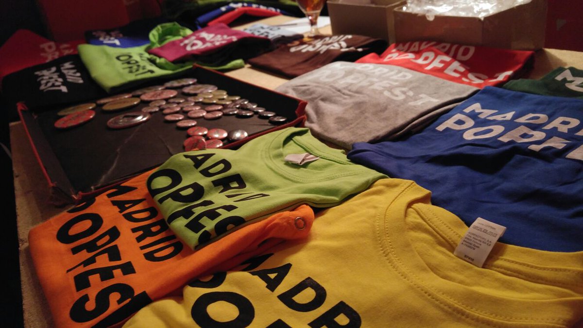 Chapas, imanes que son abridores de cerveza, camisetas para todos y totebags. ¿Os guardamos algo? :)