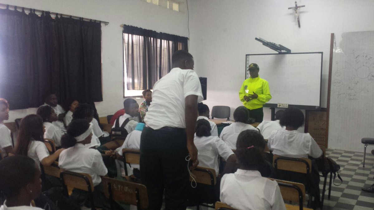 GaulaPolicia's tweet photo. Capacitamos a población estudiantil en #Quibdó, prevenimos y educamos a nuestros niñ@s y adolescentes. #VamosSeguros https://t.co/FPtOGD887c