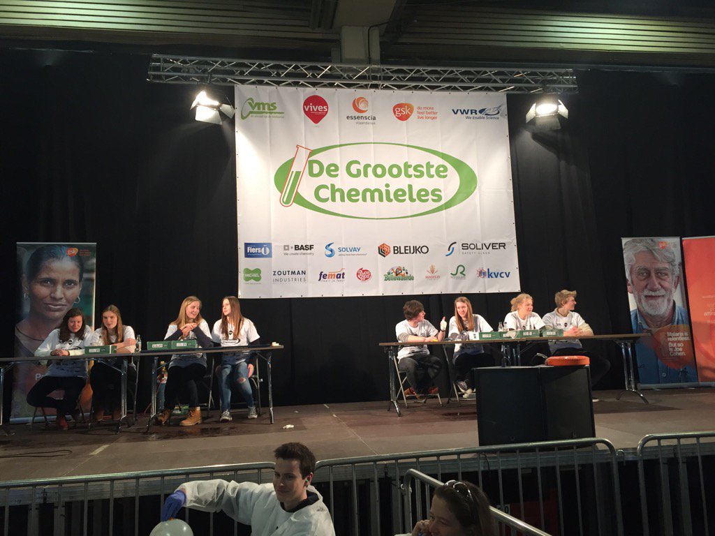 Kris_Declercq's tweet photo. RSL wint wereldrecord grootste chemieles #slimmetoekomststad #roeselare bravo #vms en #vives  #teamRSL aanwezig https://t.co/IyRehjW0L7