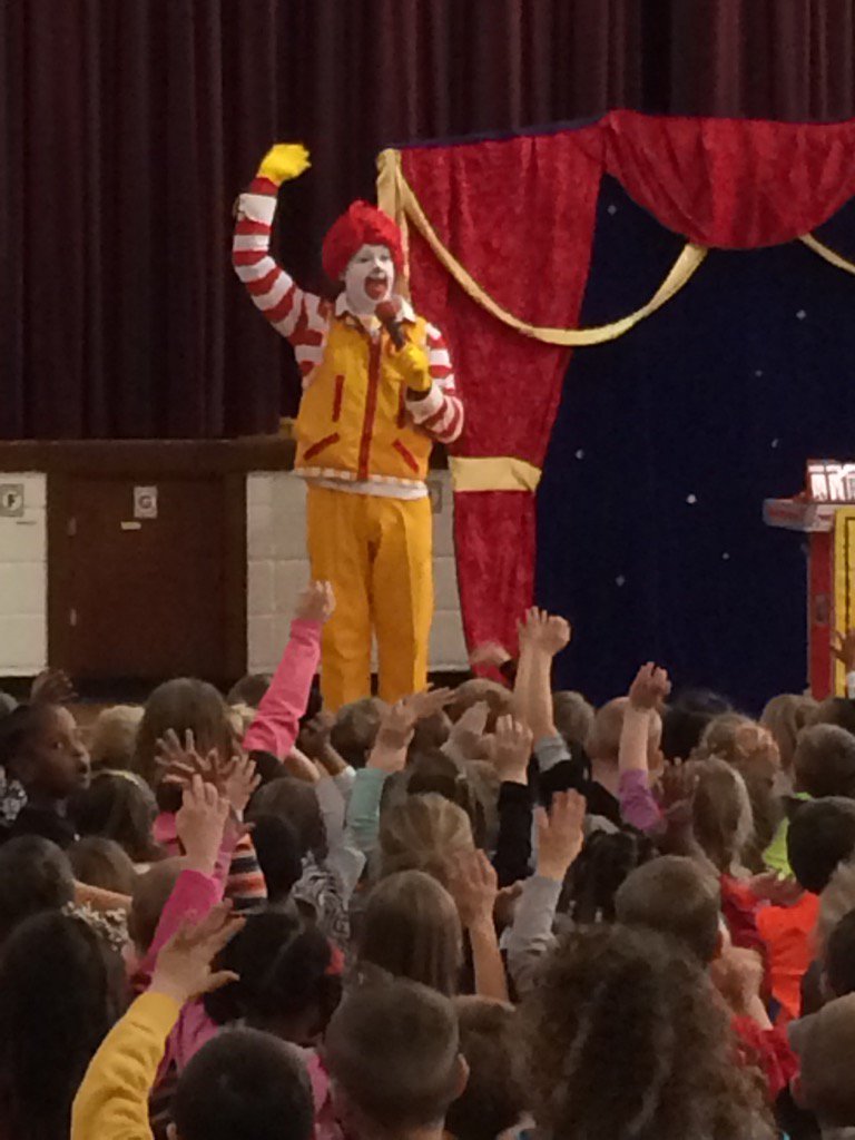 BBESLions's tweet photo. Look who stopped by BBES this morning to wish students a happy Read Across America Week!?! #RonaldMcDonaldrocks https://t.co/1OSPOgiwTn