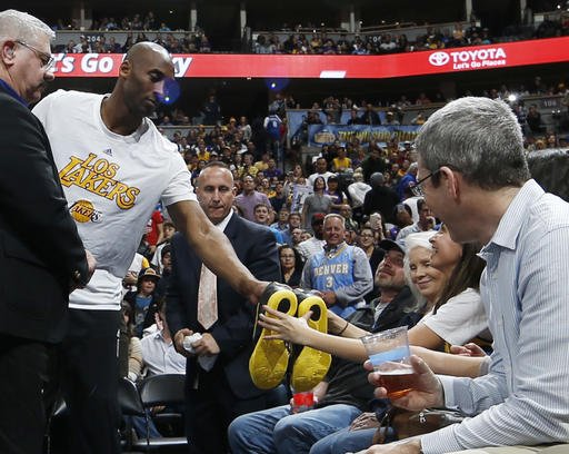 espn's tweet photo. Kobe had a simple question.

This fan had the answer — and then a pair of the Mamba's kicks: https://t.co/6kGvkh1Q9L https://t.co/UhUZcknwEu