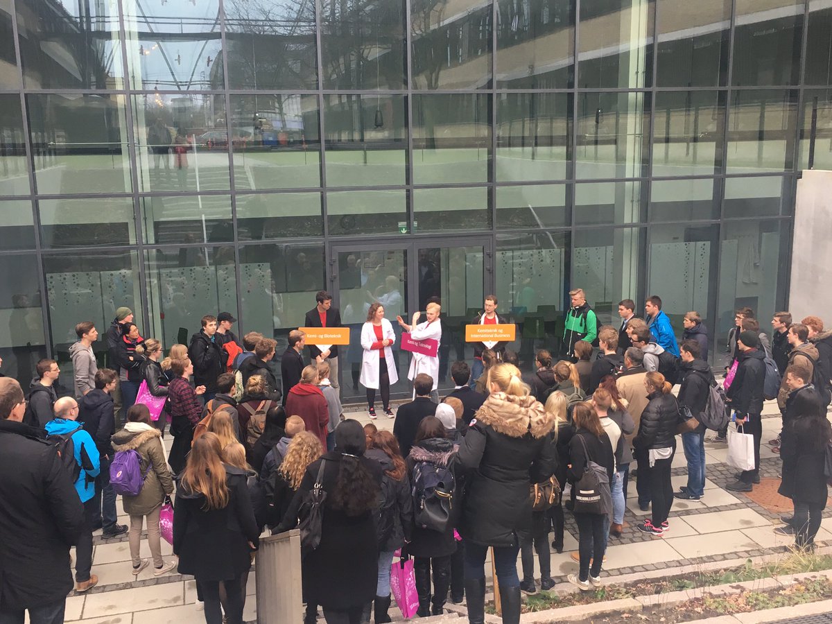 Malasse's tweet photo. Begejstrede kommende kemiingeniører flokkes om DTU Kemi. Find Kemi og Teknologi på #DTUÅbentHus #etf #dtukemi https://t.co/beV6tsBbKe