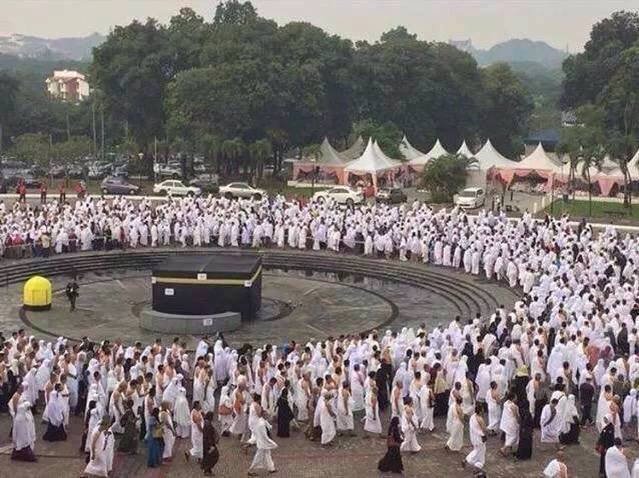 Propagate_Islam's tweet photo. #Tawaf Around #FakeReplica Cannot Be Considered as Hajj https://t.co/0fS94kbmaX https://t.co/dQx7GN5X3R