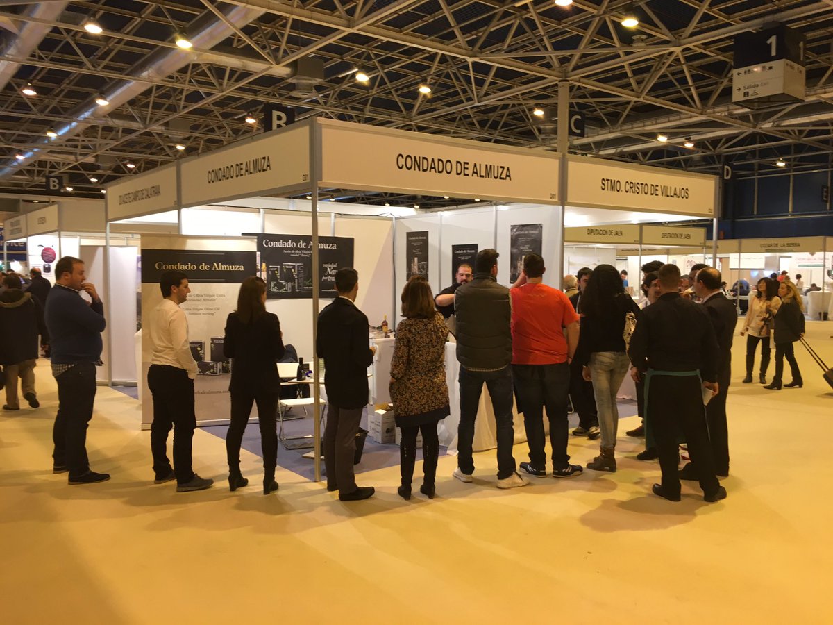 CondadodeAlmuza's tweet photo. Cerrando nuestra última experiencia en @WorldOliveOil esta vez con un pisco, la gente se resiste a abandonarnos https://t.co/q6sIuZKMhc
