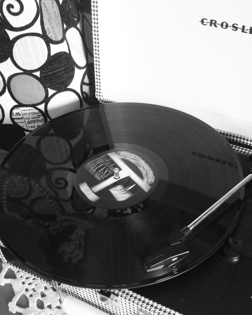 KimberleaCarter's tweet photo. Listening to some old school Nirvana while piddlin around the house. #Bleach #debutstudioalbum https://t.co/QhJj9lZr2Y