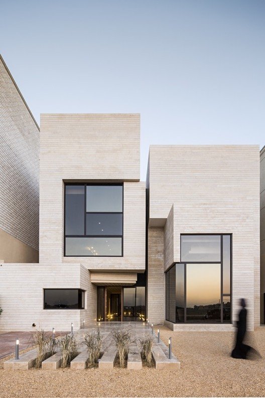 Designspiration's tweet photo. Beautiful modern block house #designspiration #architecture #modern #design https://t.co/2MaCQX4Xtt https://t.co/zxOGJb04To
