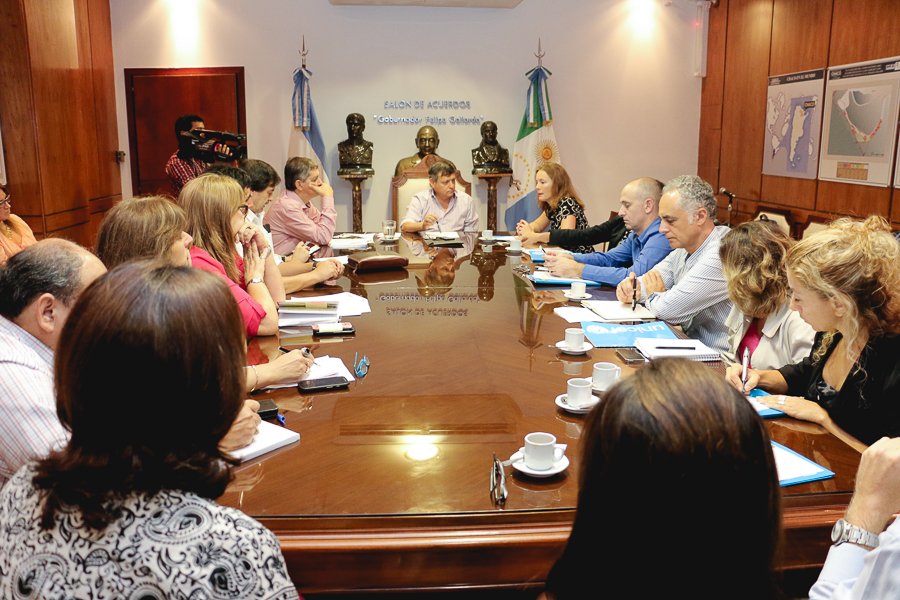 domingopeppo's tweet photo. Hoy recibí a representantes de @UNICEFargentina, avanzamos en líneas de cooperación del nuevo Programa 2016-2020. https://t.co/VIOBA88Rdt
