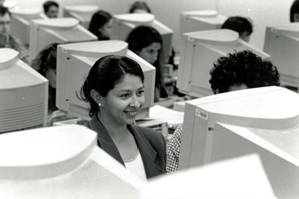 ColumbiaSIPA's tweet photo. It's #ThrowbackThursday... to our state-of-the-art 1990s computer lab. Imagine running STATA on these! #TBT #SIPAtbt https://t.co/XvOnifbRqi