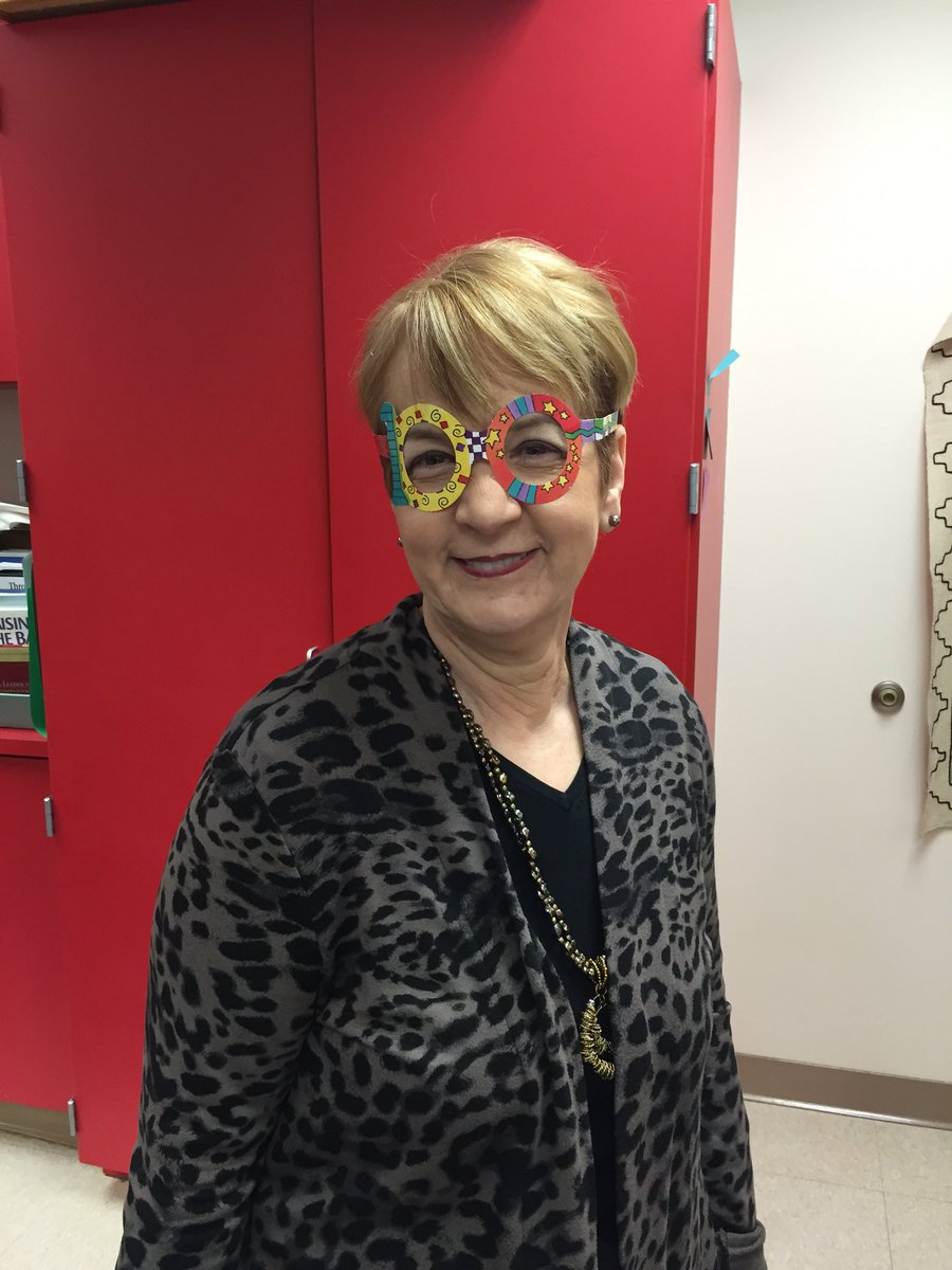 100th day @KeySchoolAPS bienvenidos a Twitter @KeyAPSMate <a href="/KeyAPFernandez/">Evelyn Fernandez</a> celebrating in style!