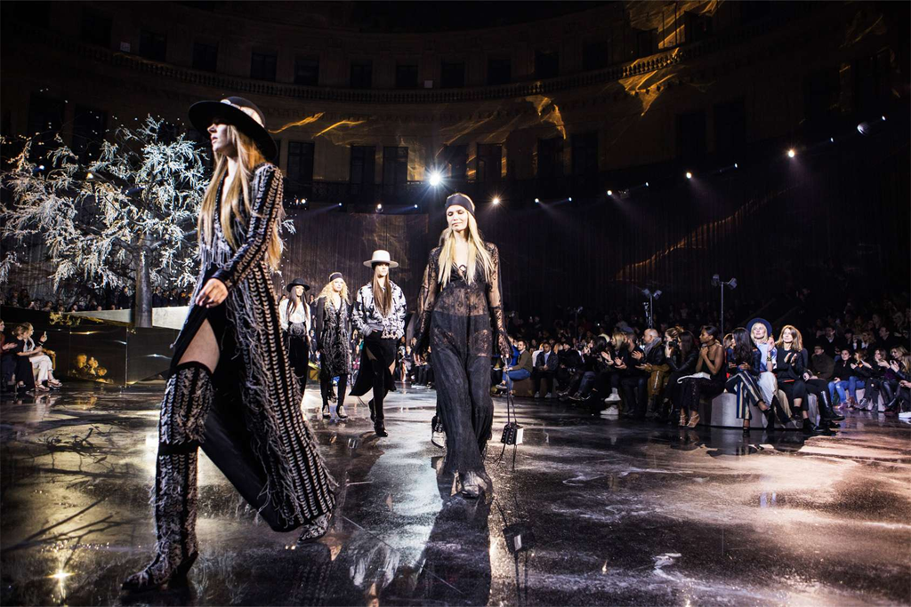 hmusa's tweet photo. Strong women & independent minds set the tone for #HMStudioAW15. See last night's best pics: https://t.co/7ElNAP4Ot7 https://t.co/H6j6njsHPG