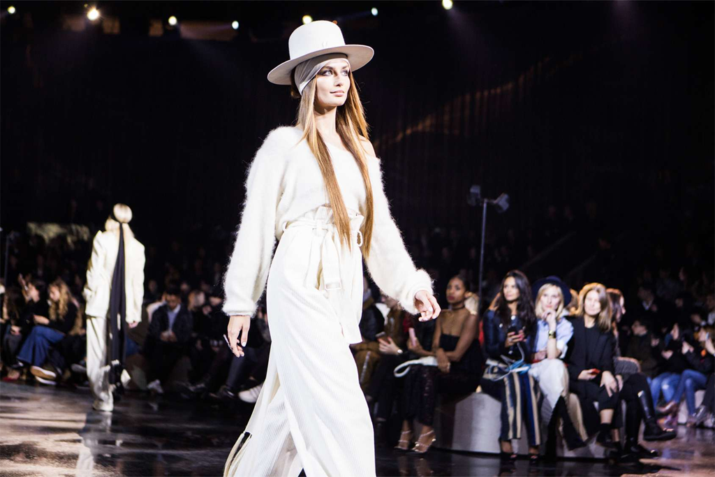 hmusa's tweet photo. Strong women & independent minds set the tone for #HMStudioAW15. See last night's best pics: https://t.co/7ElNAP4Ot7 https://t.co/H6j6njsHPG