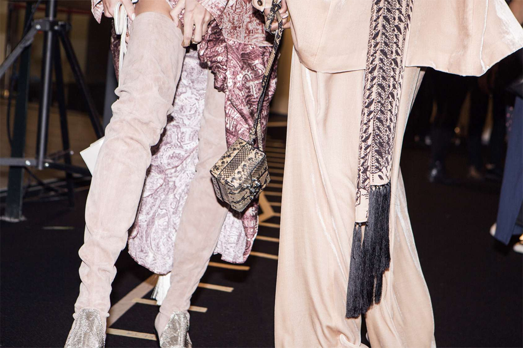hmusa's tweet photo. Strong women & independent minds set the tone for #HMStudioAW15. See last night's best pics: https://t.co/7ElNAP4Ot7 https://t.co/H6j6njsHPG