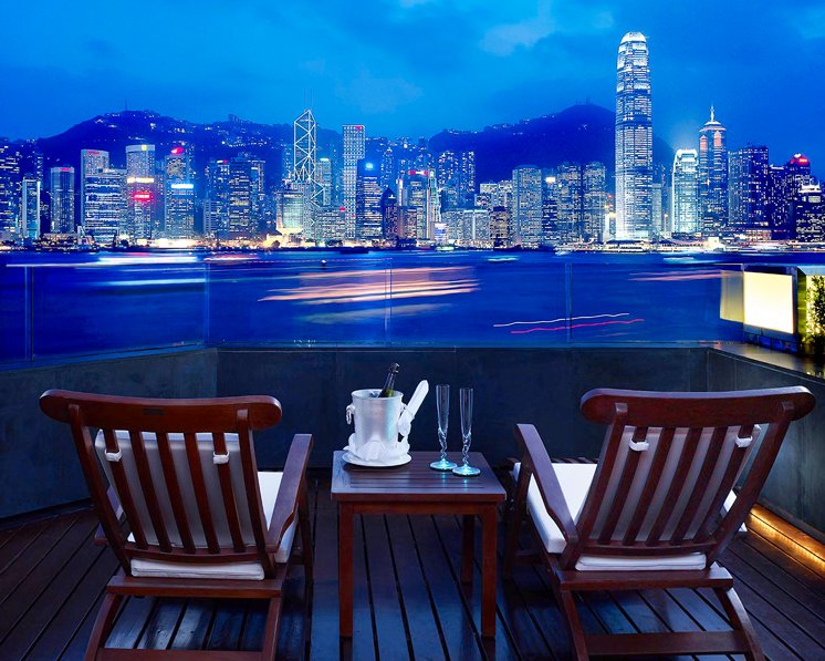 .<a href="/InterConHK/">InterContinentalHK</a>, where stunning views force you to look up from your phone (unless you're Instagramming, of course).