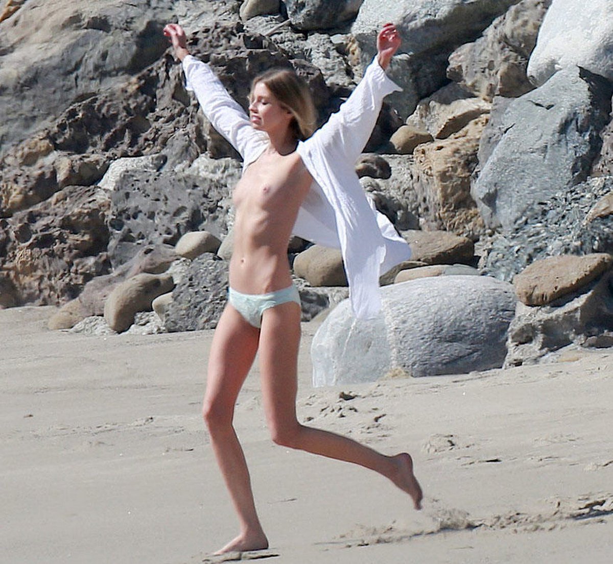 MartaMudarris's tweet photo. Stella Maxwell Topless Beach Photos
https://t.co/iQRXiloOTG https://t.co/KJpqimqDg0