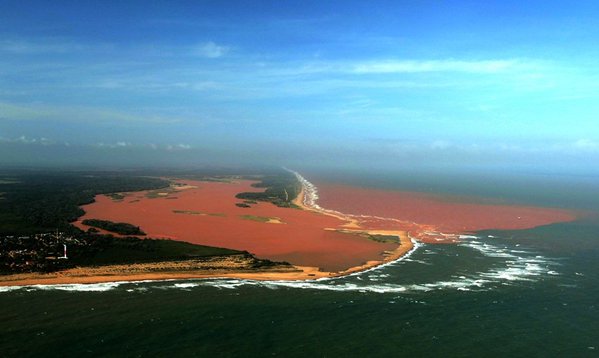 AlbertoAcostaE's tweet photo. CUENTO #MineriaResponsable 

No hay tecnología de punta
que evite destrozos mineros
como este en Brasil: 5.11.2015 https://t.co/0yElygub5d