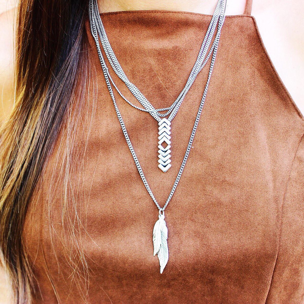 Cortando la semana con un look indio 🍁 • Colgante tres plumas y VVV Simple • #MRenVos