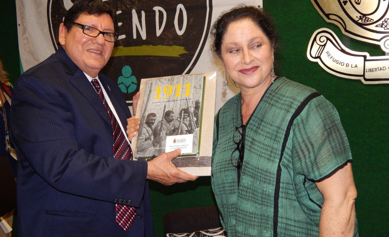 <a href="/AngelicaAragon_/">Angélica Aragón</a> Busca erradicar la violencia de la mujer en <a href="/MunicipioJuarez/">Ciudad Juárez</a> elpuntero.com.mx/n/12900/angeli…