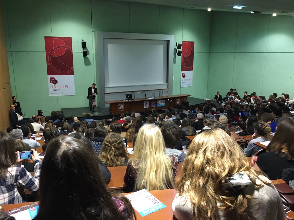 JLMelenchon's tweet image. 400 étudiants pour la conférence de Jean-Luc Mélenchon à @Sc_Po_Rennes. Merci au #MouvementGerminal pour l'invit'.