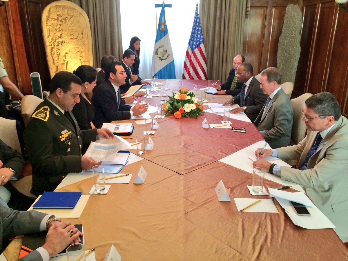 usembassyguate's tweet image. #EmbBrownfield @StateINL y #EmbRobinson se reunieron con el Presidente Morales para conversar temas bilaterales