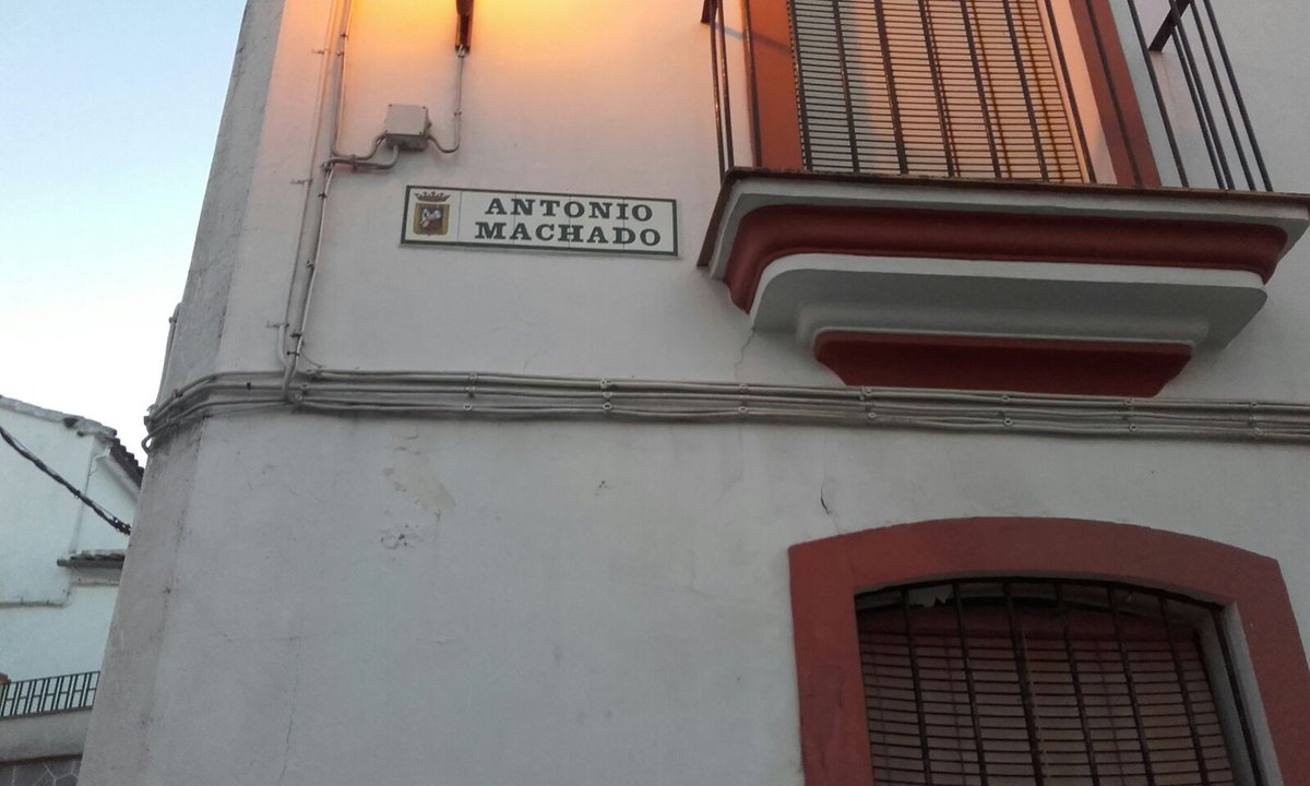 epdlconstantin's tweet photo. @epdlsevilla #CallejeroLector- Constantina https://t.co/haRuSMfZfm