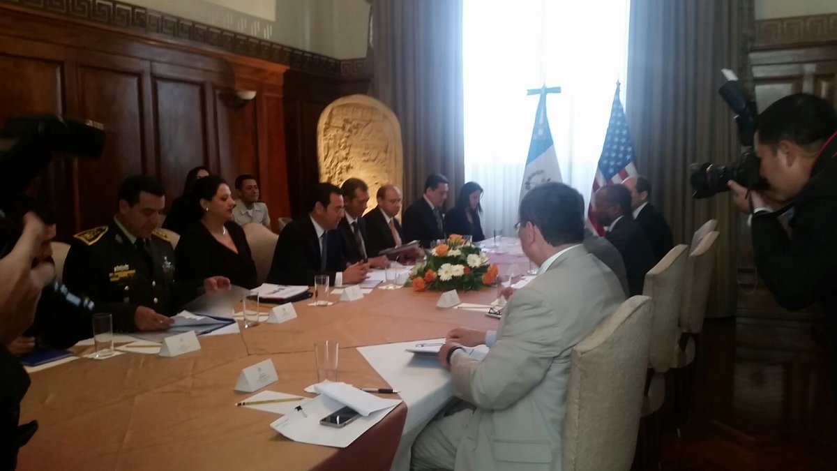 mingobguate's tweet image. Ministro Francisco Rivas en reunión con el presidente, Jimmy Morales #EmbBrownfield @StateINL y #EmbRobinson