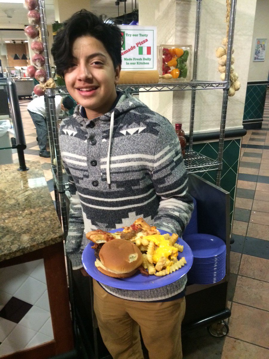 julia_minnehan's tweet photo. All you can eat college food @GEARUPTiffany @AmosHiatt @thechapmanboys https://t.co/a2rLxZRzSi