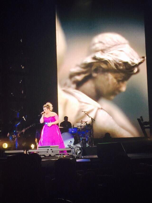 jmhenderson08's tweet photo. #TBThursday when I was at the most amazing @kelly_clarkson concert!!! https://t.co/Hx65XK9LgZ
