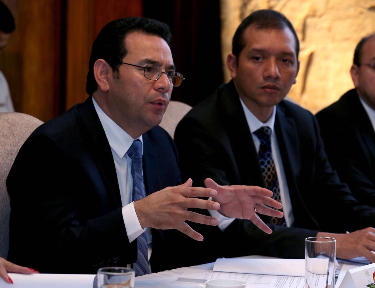 GuatemalaGob's tweet image. Presidente Jimmy Morales #EmbBrownfield y #EmbRobinson discuten sobre el combate al crimen organizado y narcotráfico