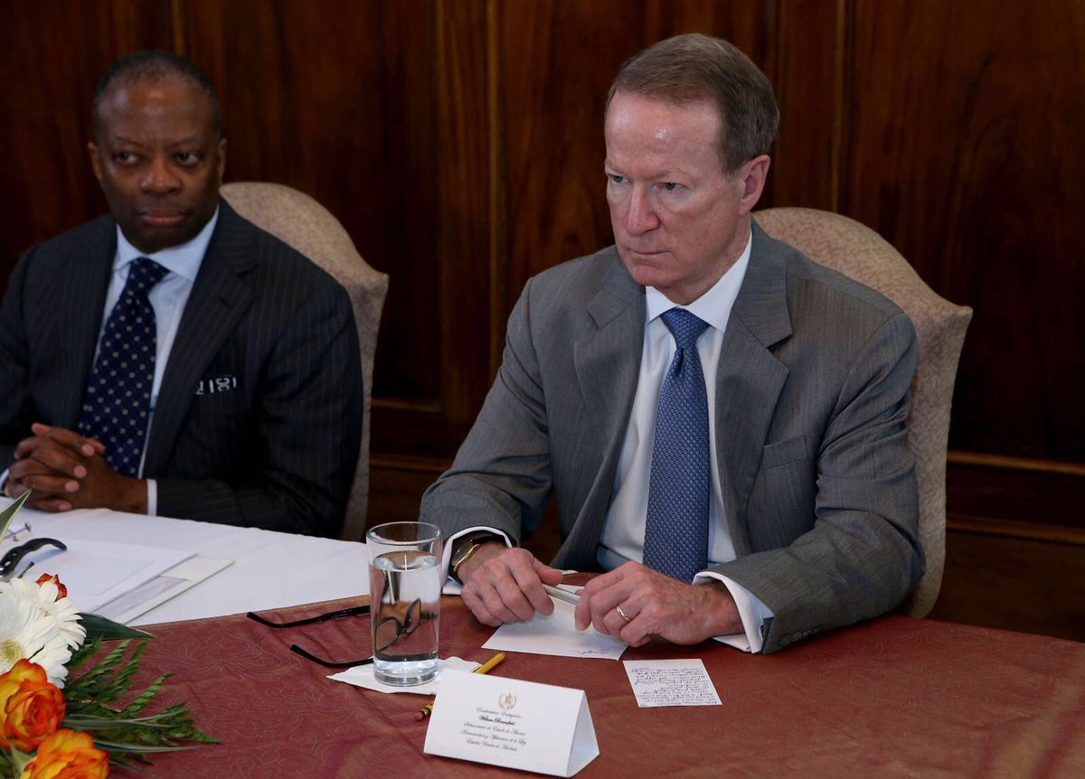 GuatemalaGob's tweet image. Presidente Jimmy Morales #EmbBrownfield y #EmbRobinson discuten sobre el combate al crimen organizado y narcotráfico