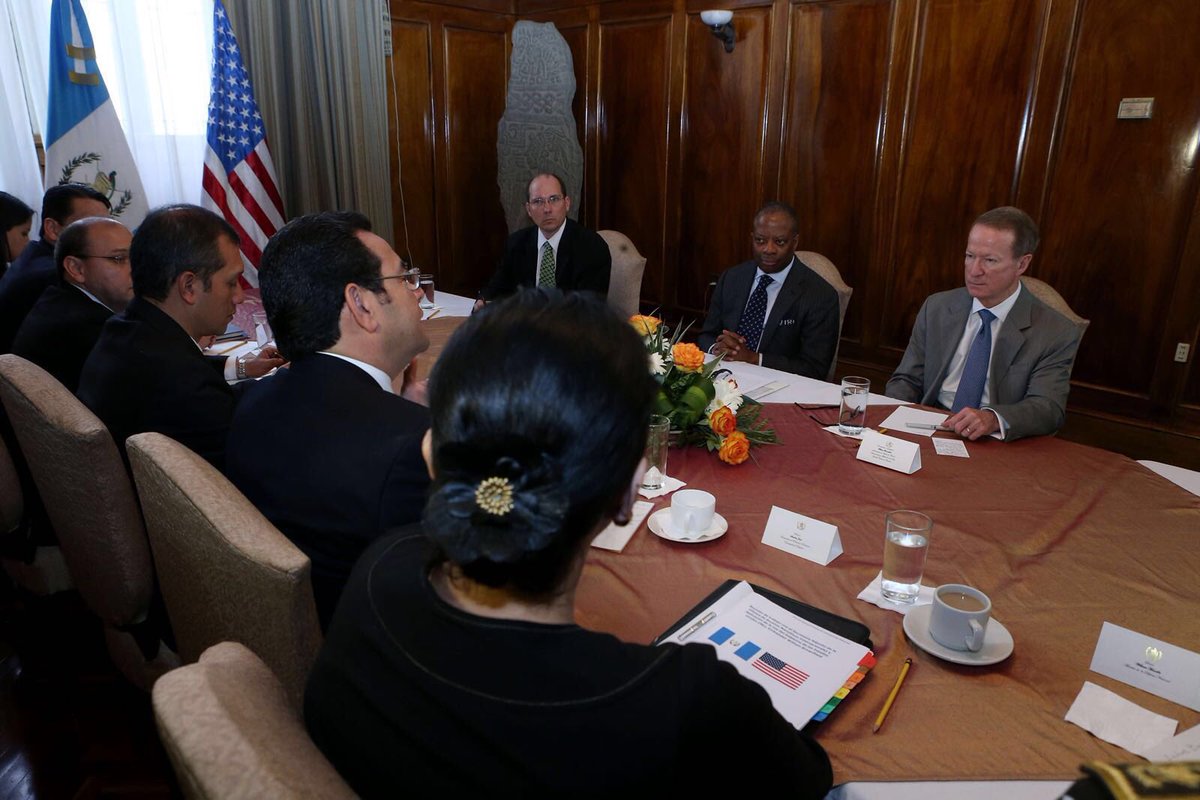 GuatemalaGob's tweet image. Presidente Jimmy Morales #EmbBrownfield y #EmbRobinson discuten sobre el combate al crimen organizado y narcotráfico