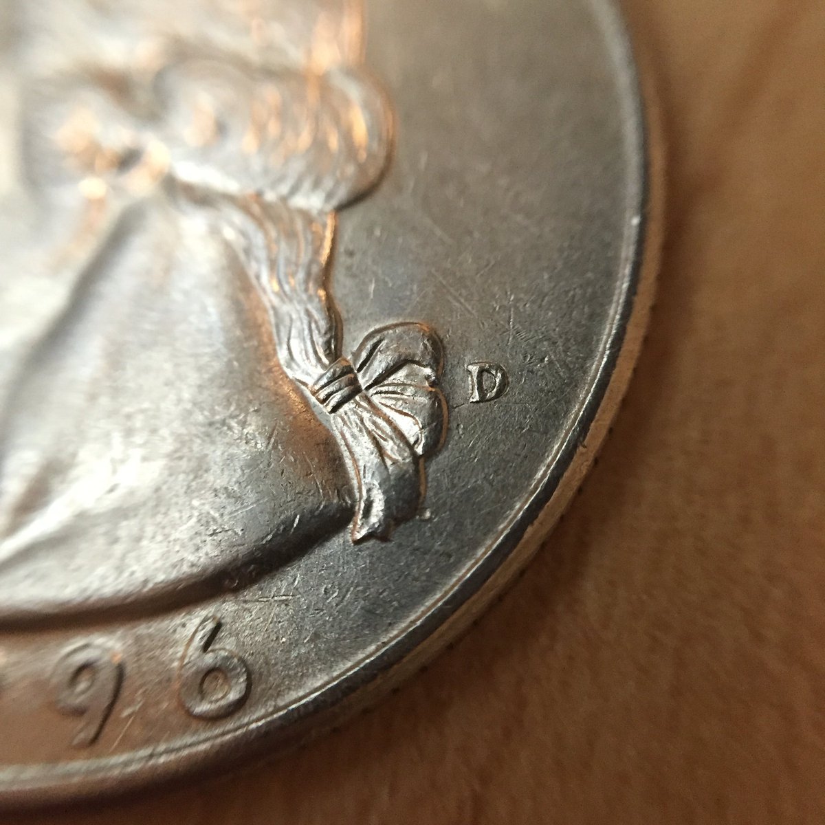 StuffUpClose's tweet photo. George Washington had a sweet ponytail... #money @1stUSPres https://t.co/nCgMbXFXQe