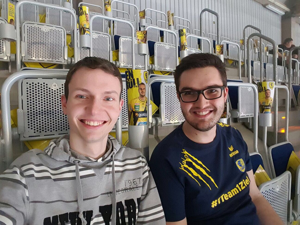 Le_Floless's tweet photo. Freuen uns tierisch auf das Spiel @The_orangeBeaST #LoewenLive  #rnlmel #reinneckarloewen #saparena https://t.co/tJxi99hNwG