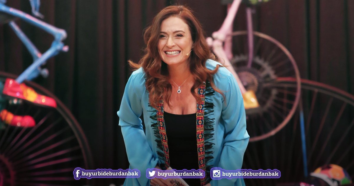 Çentikçi başı @ceyda_duvenci’nin sahneye çıkışıyla #BuyurBiDeBurdanBak başladı! :) #AnnemveBabam