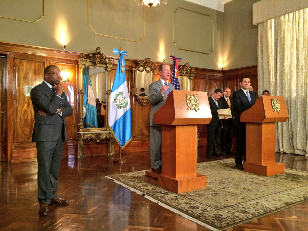 usembassyguate's tweet image. #EmbBrownfield en conferencia de prensa con #PresMorales después de hablar del Plan Alianza para la Prosperidad
