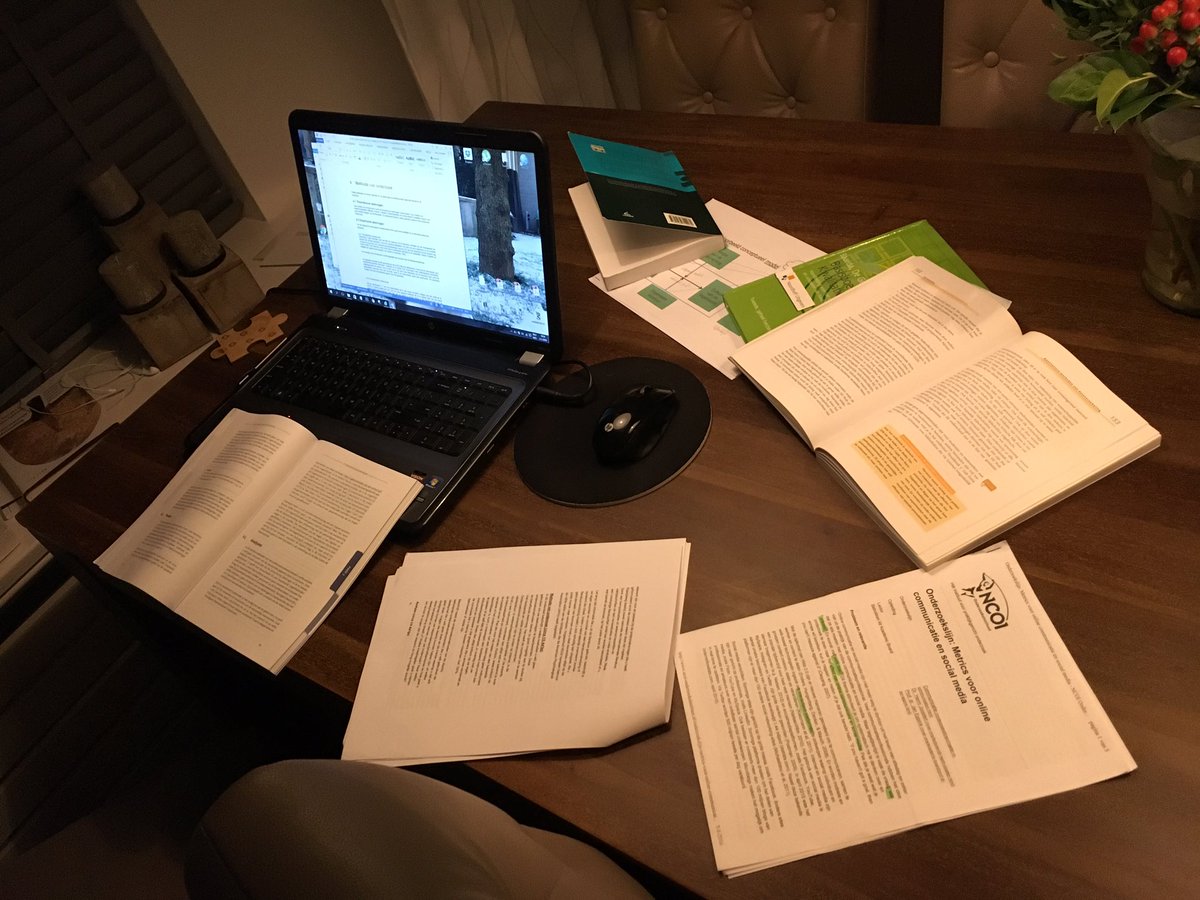 Schakie's tweet photo. Ff knallen nog. Onderzoeksvoorstel inleveren voor 23:59 uur. Wel leuk onderwerp: social media! #deadline https://t.co/6kMgxV297s